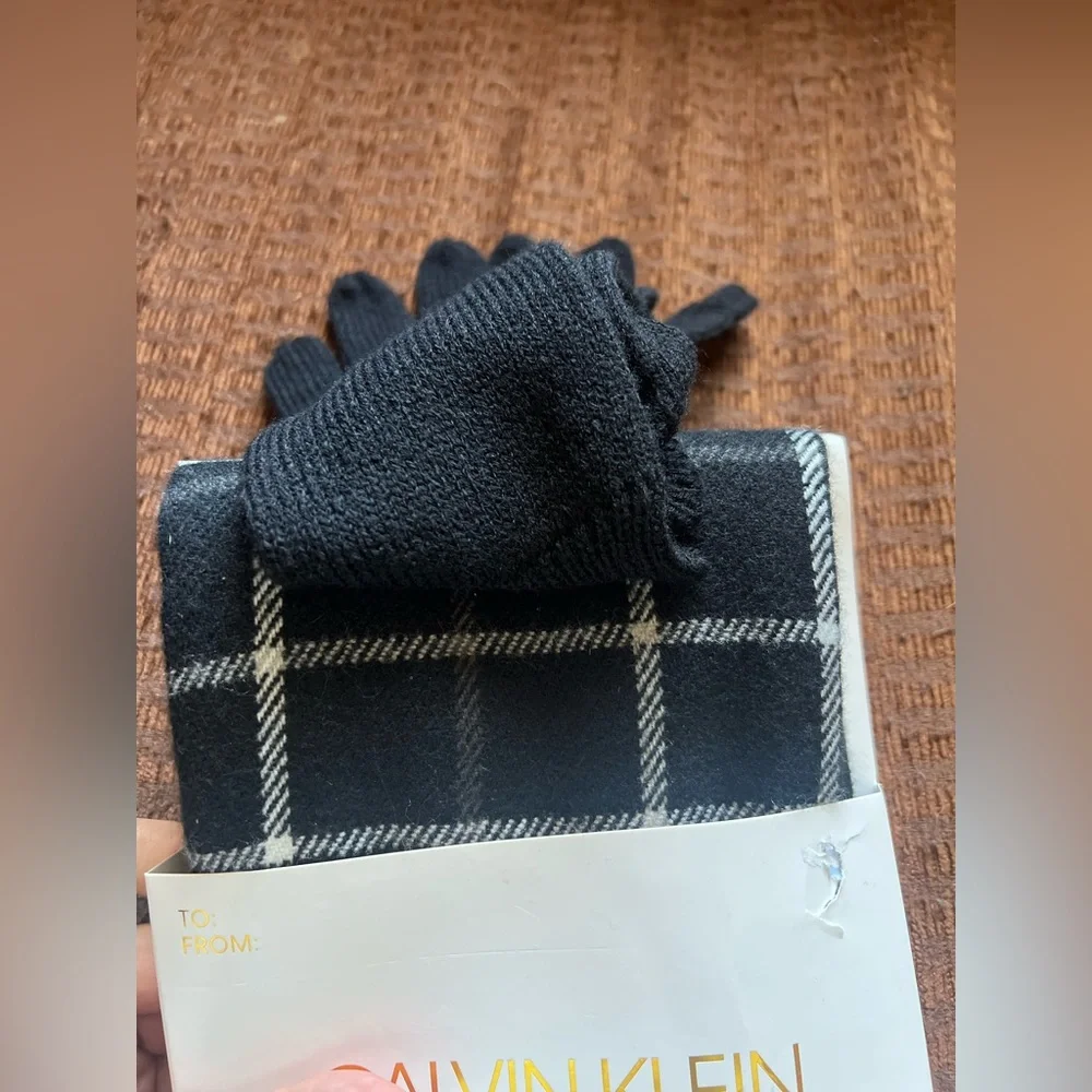 Calvin Klein 2 Piece Set Scarf and Touch Gloves Black